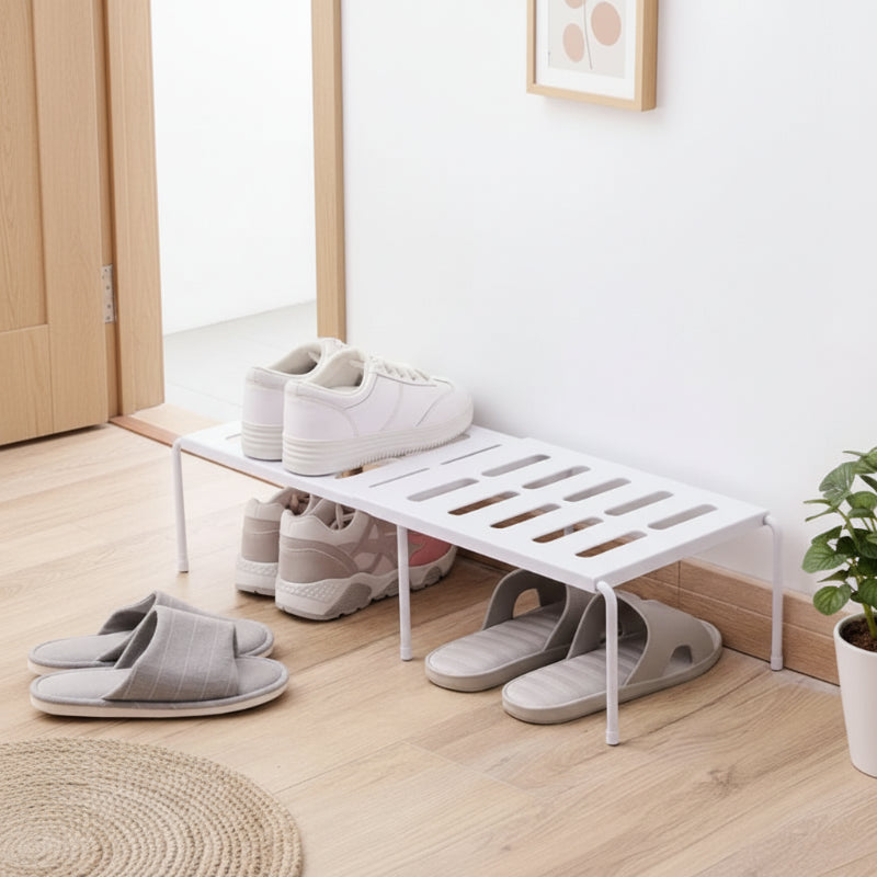 l'organisateur extensible pour chaussures à l'entrée d'une maison