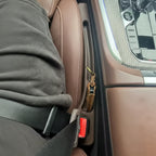 organisateur pour fente de siège de couleur marron intégré dans des sièges marron d'une voiture