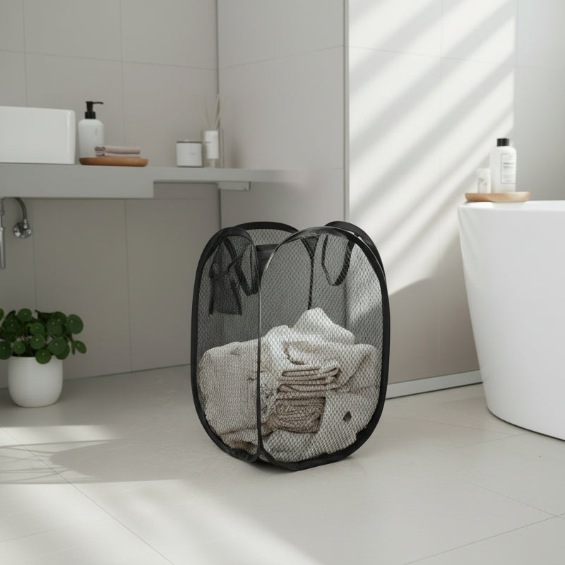 organisateur de linge de couleur noir dans une salle de bain 