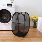 organisateur de linge pour salle de bain près d'une machine à laver