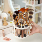 disposition de l'organisateur de maquillage pour pinceaux et lipstick