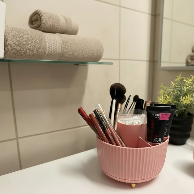 organisateur de maquillage rotatif de couleur rose dans une salle de bain