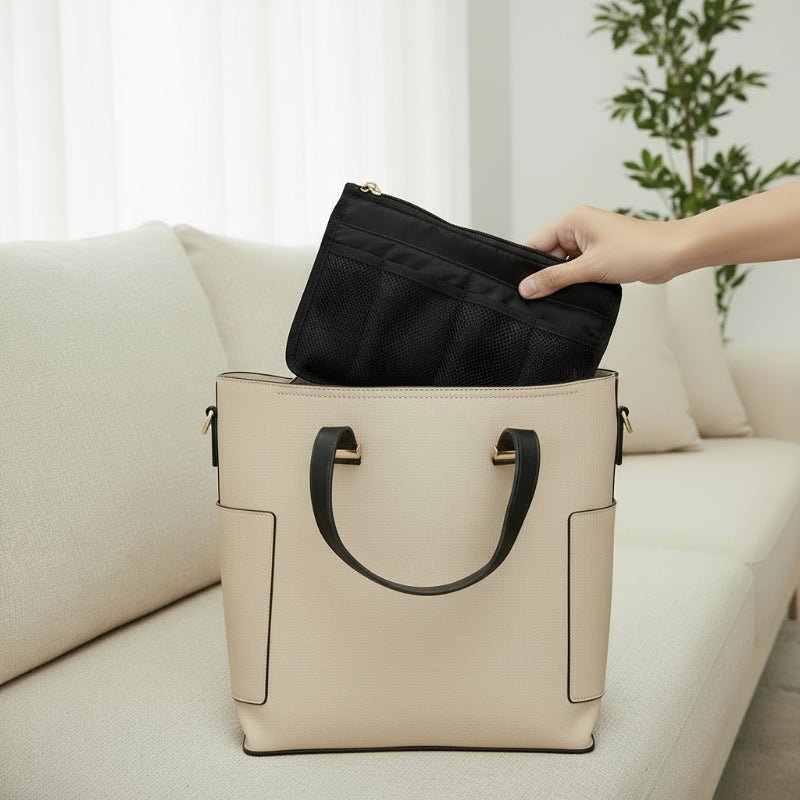 organisateur multi compartiments rangé dans un sac sur un canapé