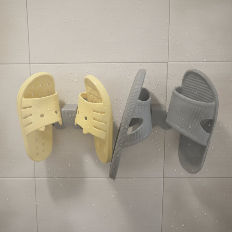 organisateur mural pour des chaussons fixé dans une sale de bain