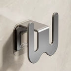 organisateur mural de chaussons vide sur fond blanc de couleur argent