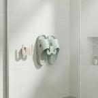 organisateur mural pour chaussons fixé dans une douche