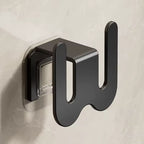 organisateur mural de chaussons vide sur fond blanc de couleur noir