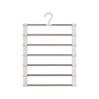 organisateur de pantalons pour dressing vide sur fond blanc