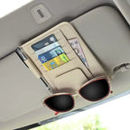 organisateur pare-soleil pour voiture accroché sur un pare-soleil