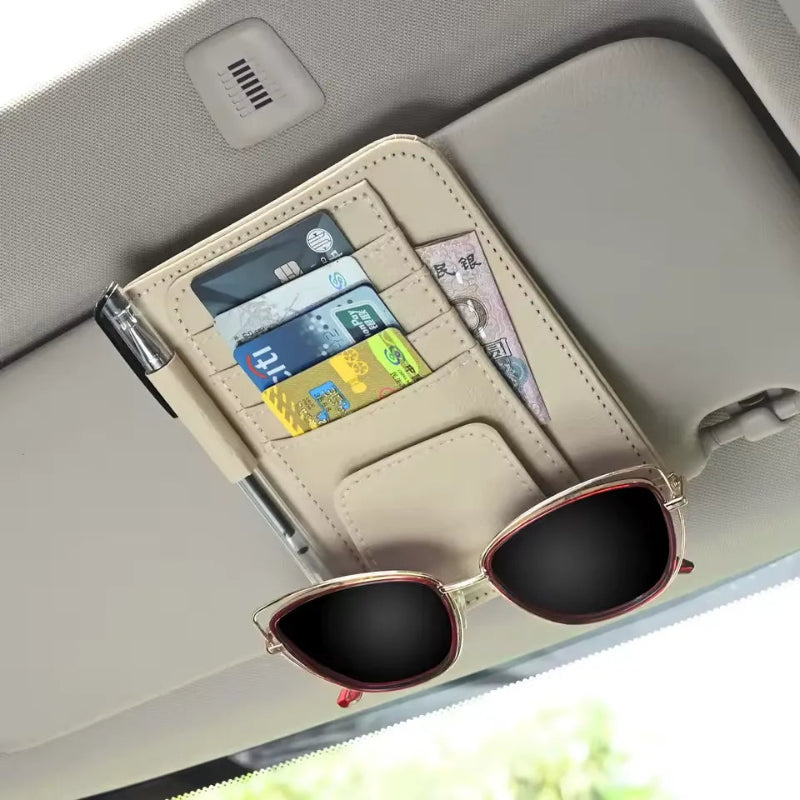 organisateur pare-soleil pour voiture accroché sur un pare-soleil