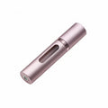 organisateur de parfum de voyage de couleur rose sur fond blanc