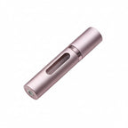 organisateur de parfum de voyage de couleur rose sur fond blanc