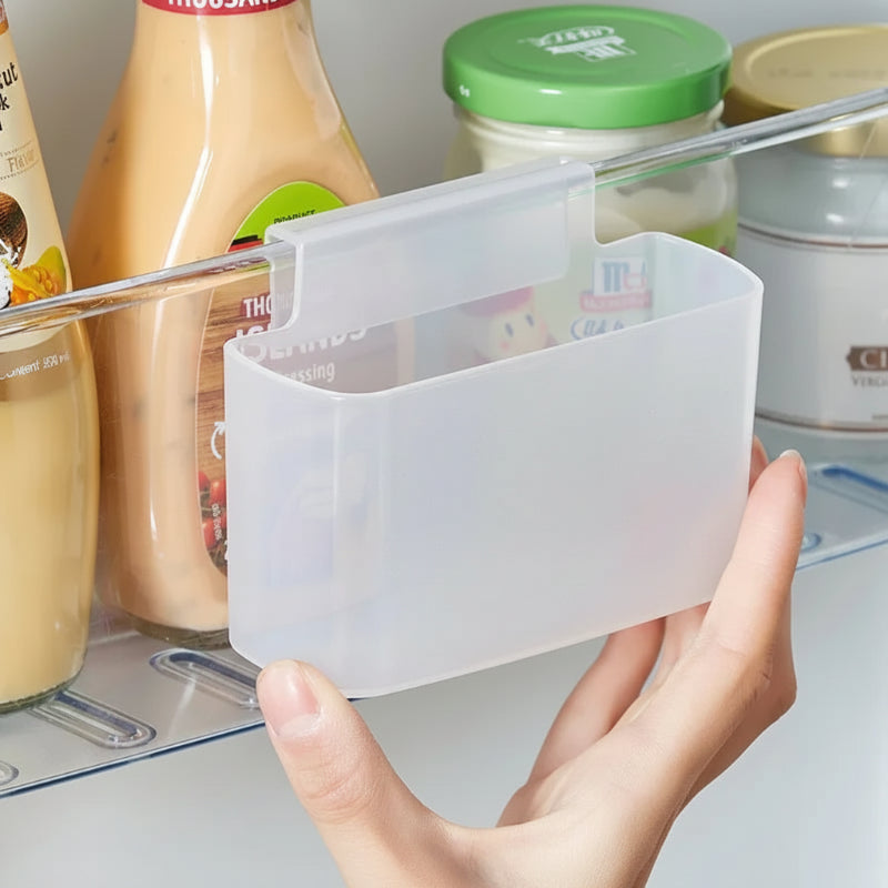 organisateur suspendu vide sur porte de frigo