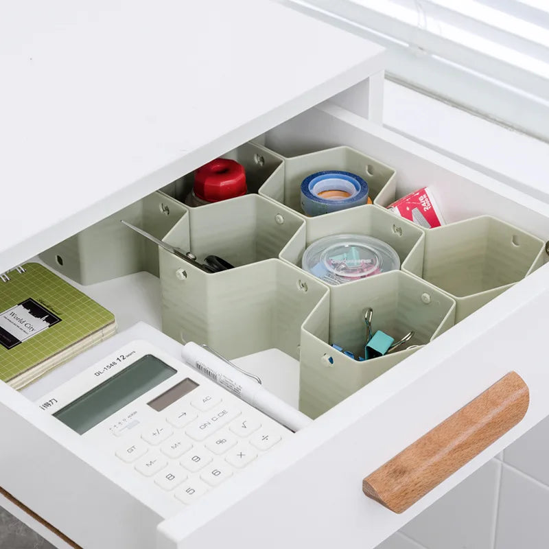 organisateur de tiroir en nid d’abeille de couleur vert avec des fournitures de bureau