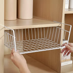 panier organisateur de placard dans un placard