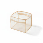 panier de rangement jouets bébé vide sur fond blanc