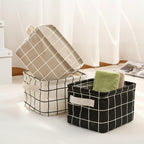 serviettes rangées dans le petit panier pour rangement de salle de bain