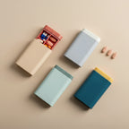 différentes coloris du pilulier de poche sur fond beige