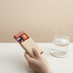 pilulier de poche rose avec un verre d'au