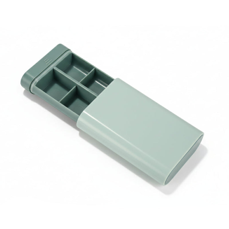 pilulier de poche de couleur vert vide sur fond blanc