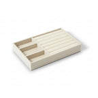 plateau pour bijoux en velours de couleur beige vide sur fond blanc