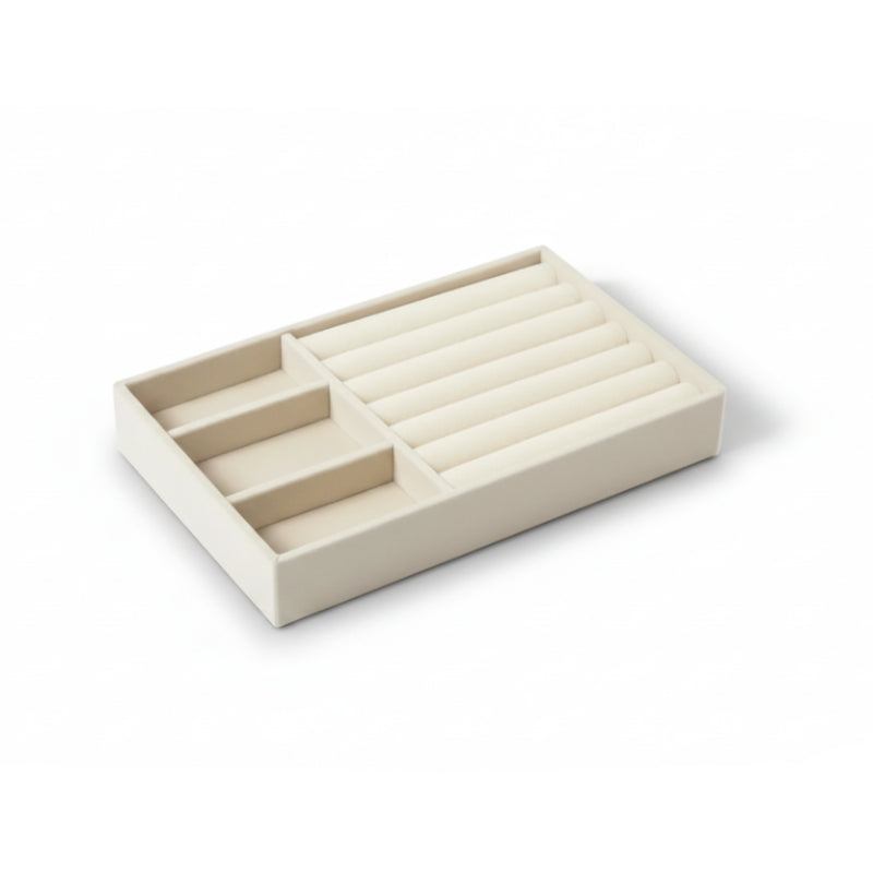 plateau pour bijoux en velours de couleur beige vide sur fond blanc