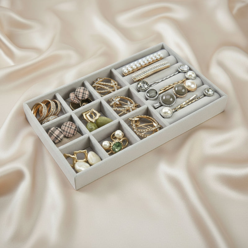 plateau pour bijoux en velours sur fond de soie