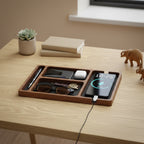 plateau organisateur multi-usages de bureau en bois sur un bureau en chêne