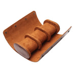 pochette en cuir marron vide sur fond blanc