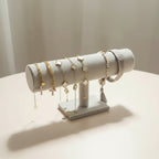 porte bracelet gris avec des bracelets classe