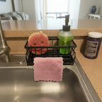 porte éponge dans un évier de cuisine