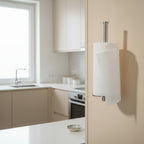 porte essuie-tout installé de manière verticale sur un placard de cuisine