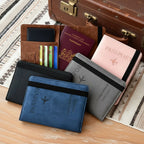 les différents coloris des porte-passeport et organisateur de cartes RFID sur un tapis avec une valise