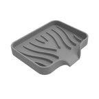 porte savon vide de couleur gris sur fond blanc