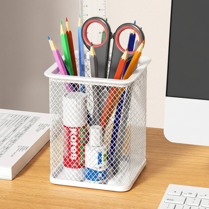 porte stylo blanc carré avec plusieurs fournitures à l'intérieur sur un bureau