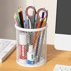porte stylo blanc rond avec plusieurs fournitures à l'intérieur sur un bureau
