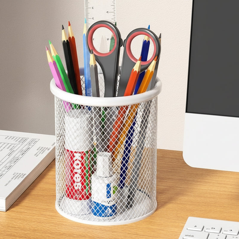 porte stylo blanc rond avec plusieurs fournitures à l'intérieur sur un bureau