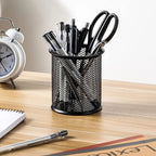 porte stylo avec plusieurs stylos sur un bureau