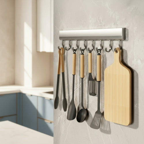 porte ustensile pour cuisine fixé sur un mur gris dans une cuisine