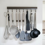porte ustensile pour la cuisine blanche fixé au mur