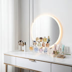 présentoir pour parfums transparent dans une coiffeuse blanche