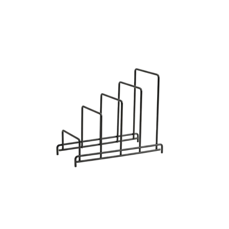 range couvercles vide de couleur noir sur fond blanc