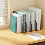 range document remplit posé sur un bureau