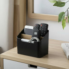 range télécommande noir posé sur une armoire de chevet