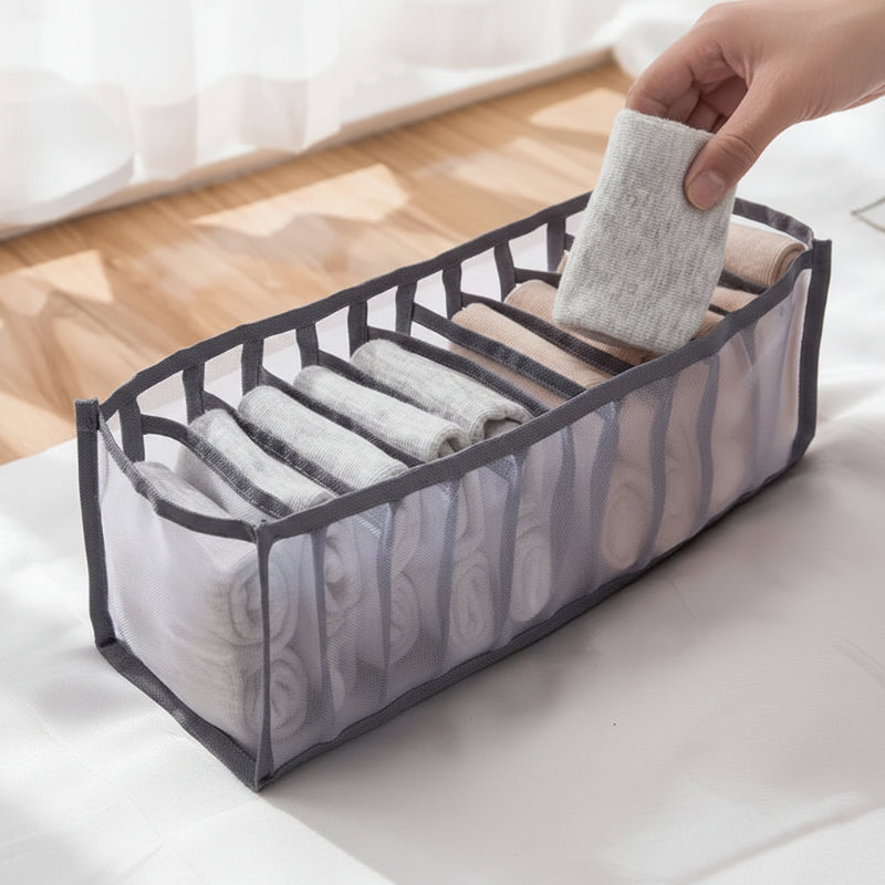 rangement pour sous-vêtements sur un canapé