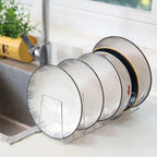 rangement pour assiettes au bord d'un évier de cuisine