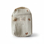 rangement de couches pour bébé sur fond blanc 