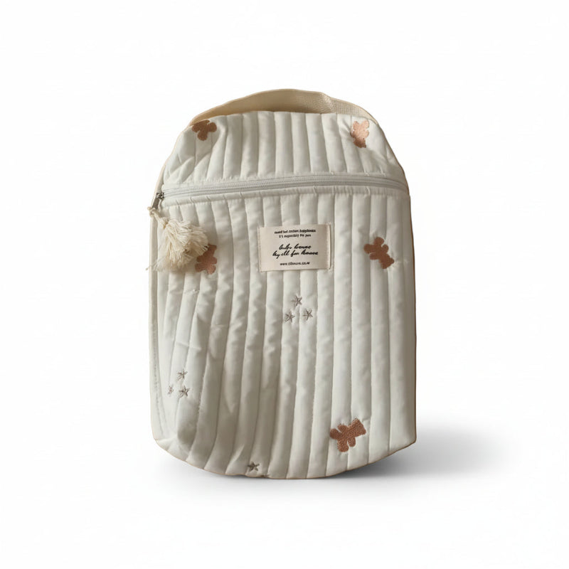 rangement de couches pour bébé sur fond blanc 