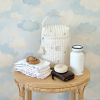 rangement de couches pour bébé dans une chambre de bébé