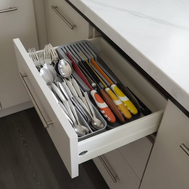 rangement de couverts dans le tiroir d'une cuisine blanche